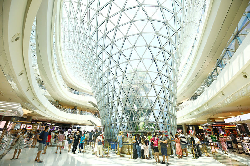 Consumers shop at an international duty-free store in Sanya on June 30. Photo by Chen Wenwu/People’s Daily Online