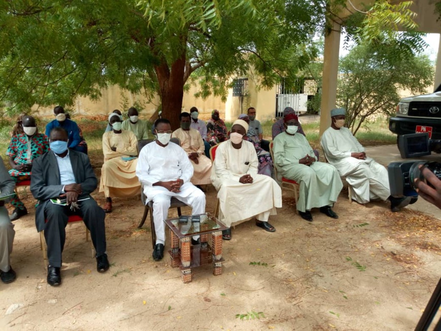 Tchad : à Mongo, des cartons de dattes distribués aux personnes vulnérables et handicapées. © Béchir Badjoury/Alwihda Info Tchad : à Mongo, des cartons de dattes distribués aux personnes vulnérables et handicapées. © Béchir Badjoury/Alwihda Info