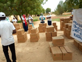 Tchad : à Mongo, des cartons de dattes distribués aux personnes vulnérables et handicapées. © Béchir Badjoury/Alwihda Info