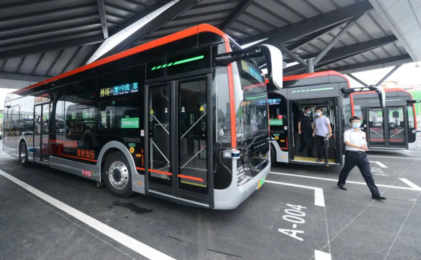 Photo shows staff members test self-driving buses equipped with 5G and AI technologies in Zhengzhou, capital of Central China’s Henan Province on June 22. Photo by Zhang Tao/People’s Daily Online