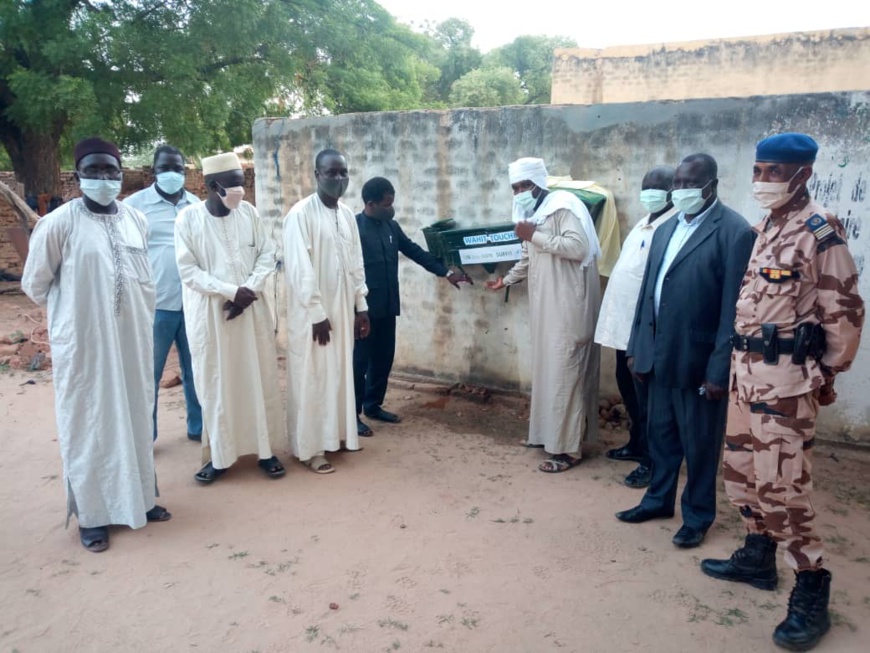 Tchad - Covid-19 : à Mongo, la jeunesse fait preuve de créativité pour accentuer le lavage des mains Tchad - Covid-19 : à Mongo, la jeunesse fait preuve de créativité pour accentuer le lavage des mains