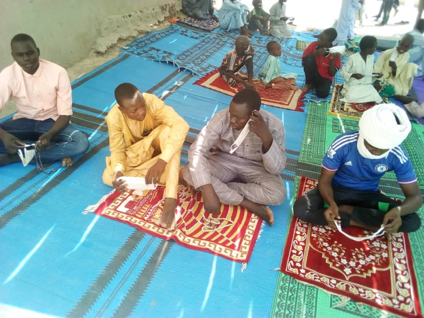 Tchad : à Massakory, des lots de masques offerts aux mosquées de la ville. © Mbainaissem Gédéon Mbeïbadoum/Alwihda Info Tchad : à Massakory, des lots de masques offerts aux mosquées de la ville. © Mbainaissem Gédéon Mbeïbadoum/Alwihda Info