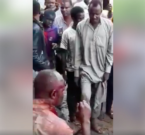 Tchad : un militaire lynché à N'Djamena après avoir tué un garagiste avec une arme. © Capture d'écran/Vidéo amateur Tchad : un militaire lynché à N'Djamena après avoir tué un garagiste avec une arme. © Capture d'écran/Vidéo amateur