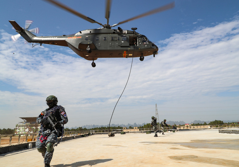 A Special Forces squad slides off a helicopter from a fast rope during a joint counter-terrorism actual-troop drill of the ASEAN ADMM-Plus Experts' Working Group, November 20, 2019. Photo by Huang Yuanli/People’s Daily Online)