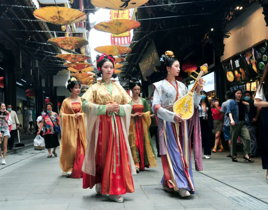 A show of Hanfu, the traditional clothing of China’s Han ethnic group, is staged in Yuyuan Garden on July 3. Photo by Yang Jianzheng/People’s Daily Online