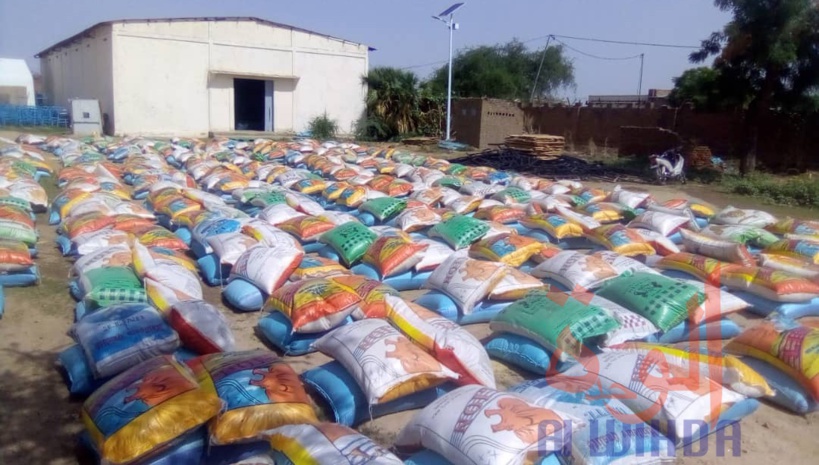 Tchad : l'État lance une distribution de vivres à Abéché, en faveur des démunis. © Abba Issa/Alwihda Info Tchad : l'État lance une distribution de vivres à Abéché, en faveur des démunis. © Abba Issa/Alwihda Info
