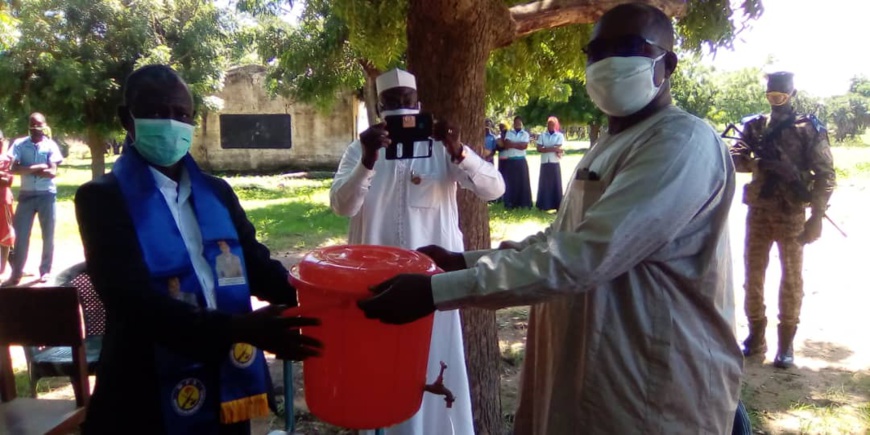 Tchad : à Lamé, un homme politique fait un don pour lutter contre le coronavirus. © Foka Mapagne/Alwihda Info Tchad : à Lamé, un homme politique fait un don pour lutter contre le coronavirus. © Foka Mapagne/Alwihda Info