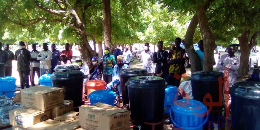 Tchad : à Lamé, un homme politique fait un don pour lutter contre le coronavirus. © Foka Mapagne/Alwihda Info Tchad : à Lamé, un homme politique fait un don pour lutter contre le coronavirus. © Foka Mapagne/Alwihda Info