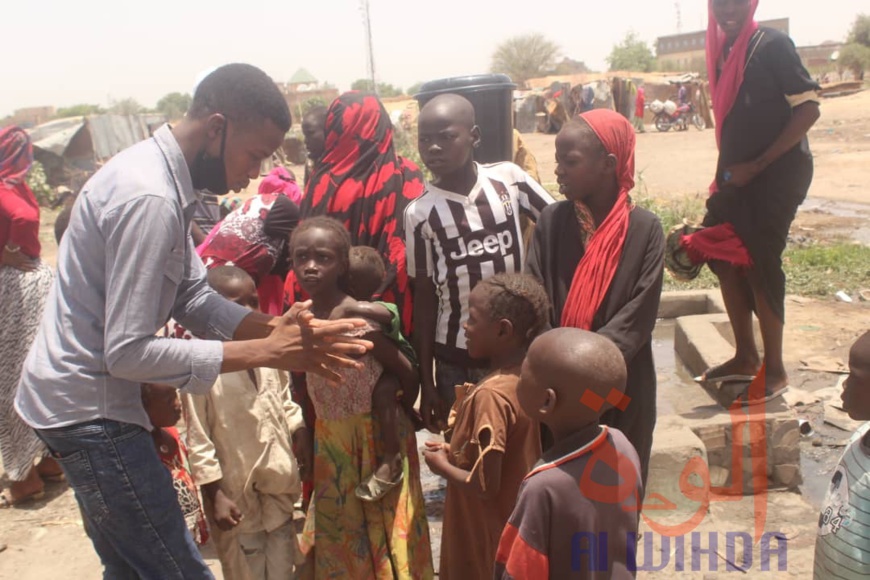 Une sensibilisation de jeunes enfants contre la Covid-19 à N'Djamena, au Tchad. © Ben Kadabio/Alwihda Info Une sensibilisation de jeunes enfants contre la Covid-19 à N'Djamena, au Tchad. © Ben Kadabio/Alwihda Info