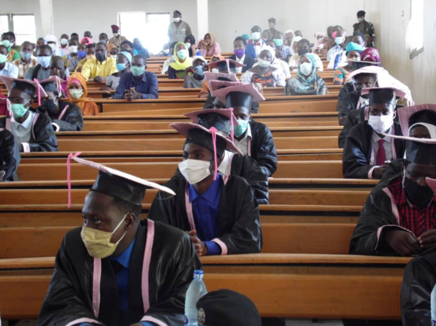 Tchad : 100 lauréats de la faculté des sciences de la santé d’Abéché reçoivent leur diplôme Tchad : 100 lauréats de la faculté des sciences de la santé d’Abéché reçoivent leur diplôme