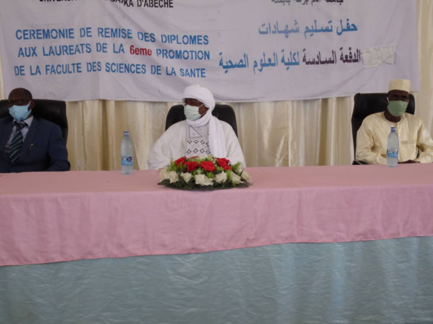 Tchad : 100 lauréats de la faculté des sciences de la santé d’Abéché reçoivent leur diplôme Tchad : 100 lauréats de la faculté des sciences de la santé d’Abéché reçoivent leur diplôme