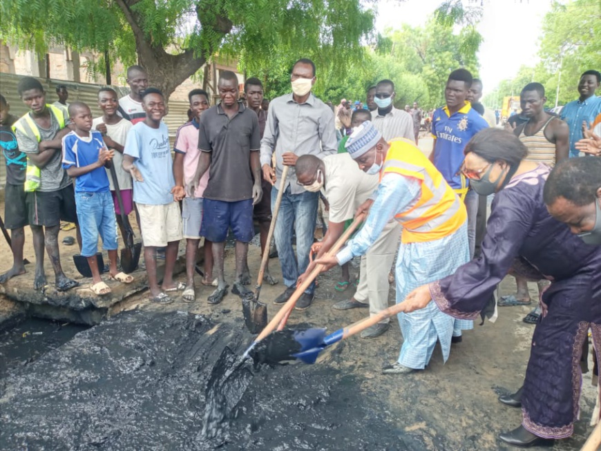 Tchad : des jeunes se mobilisent avec le maire pour curer des caniveaux à N'Djamena Tchad : des jeunes se mobilisent avec le maire pour curer des caniveaux à N'Djamena