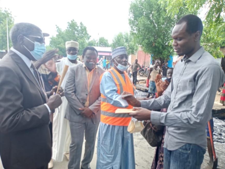 Tchad : des jeunes se mobilisent avec le maire pour curer des caniveaux à N'Djamena Tchad : des jeunes se mobilisent avec le maire pour curer des caniveaux à N'Djamena
