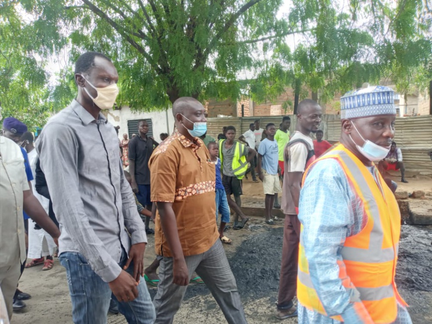 Tchad : des jeunes se mobilisent avec le maire pour curer des caniveaux à N'Djamena Tchad : des jeunes se mobilisent avec le maire pour curer des caniveaux à N'Djamena