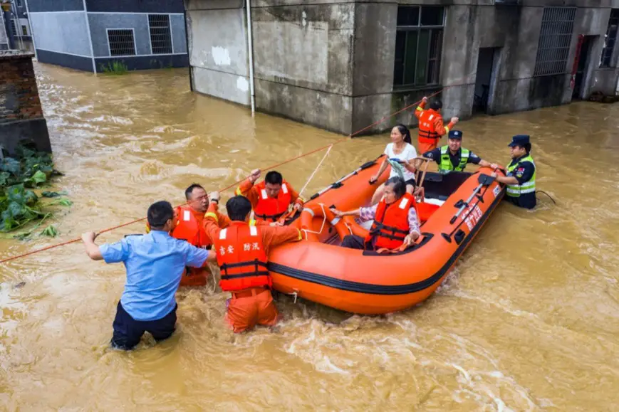 Rescuers relocate villagers in Dazhou village, Yijiang township, Xingan county, east China’s Jiangxi province, July 10. People’s Daily Online/Fu Sun
