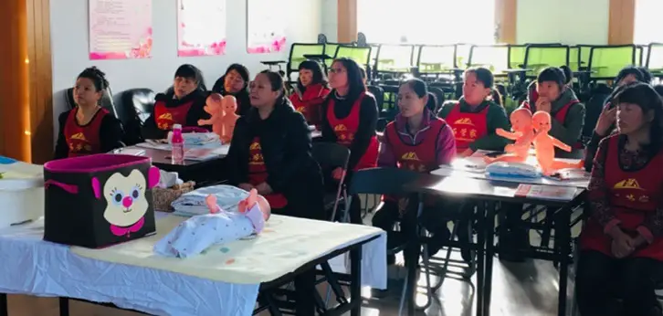 Trainees learn about baby nursing at the Shiguanjia vocational school. (Photo from the website of the school)