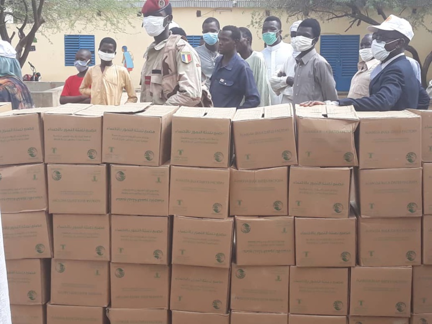 Tchad : 150 cartons de dattes offerts à des démunis à Abéché Tchad : 150 cartons de dattes offerts à des démunis à Abéché