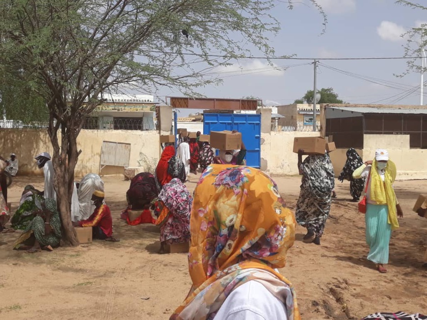 Tchad : 150 cartons de dattes offerts à des démunis à Abéché Tchad : 150 cartons de dattes offerts à des démunis à Abéché