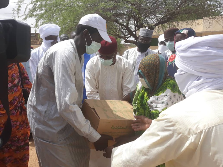 Tchad : 150 cartons de dattes offerts à des démunis à Abéché Tchad : 150 cartons de dattes offerts à des démunis à Abéché