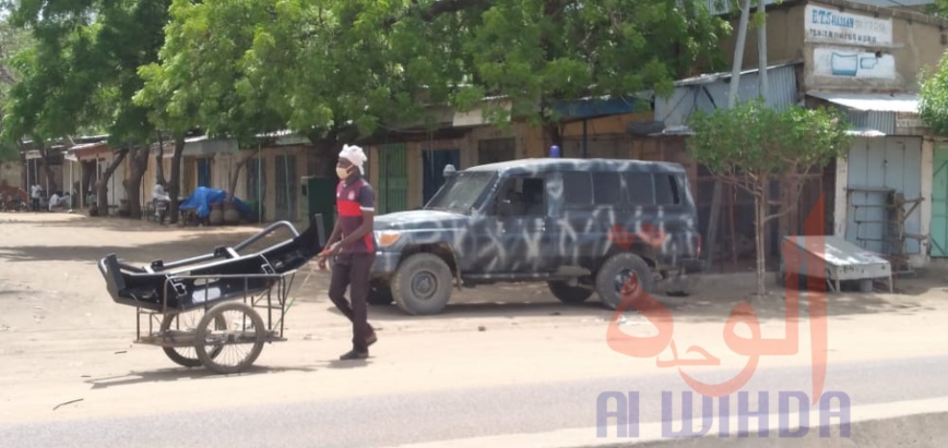 Un véhicule de police assure la sécurité au marché de Champ de fil à N'Djamena, le 19 juillet 2020. © B.K./Alwihda Info Un véhicule de police assure la sécurité au marché de Champ de fil à N'Djamena, le 19 juillet 2020. © B.K./Alwihda Info