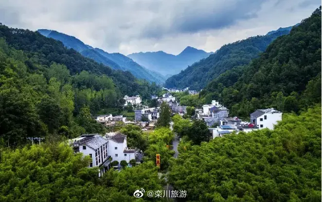 Photo shows the guest houses in Chongdu village, Luanchuan county, Henan Province. Photo from the official Weibo account of Luanchuan tourism