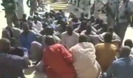 Les détenus à Baga Sola, la veille de leur transfèrement à N'Djamena, et peu avant leur mort. © Capture d'écran Les détenus à Baga Sola, la veille de leur transfèrement à N'Djamena, et peu avant leur mort. © Capture d'écran