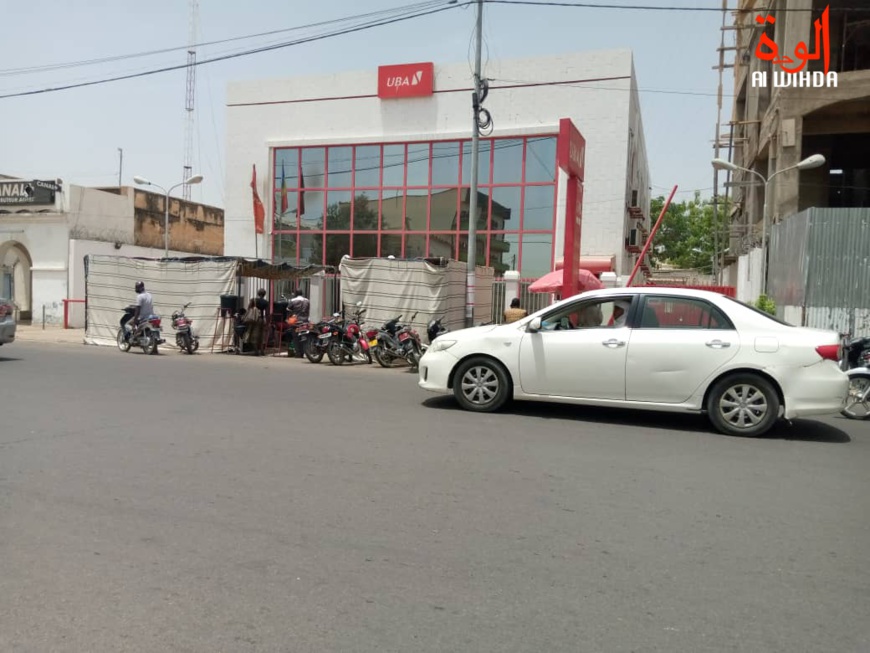 Une banque à l'avenue Charles de Gaulle à N'Djamena. Illustration © Kelvin Djetoyo/Alwihda Info Une banque à l'avenue Charles de Gaulle à N'Djamena. Illustration © Kelvin Djetoyo/Alwihda Info