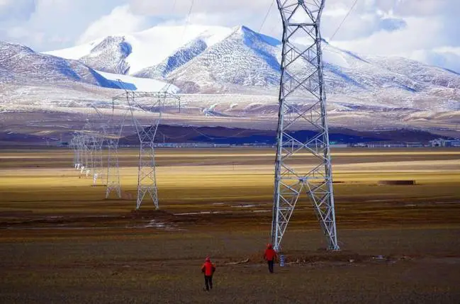 Photo shows the acceptance inspection of a power grid in an uninhabited area in northern Tibet. (Photo by Tsering Badro/People’s Daily Online)