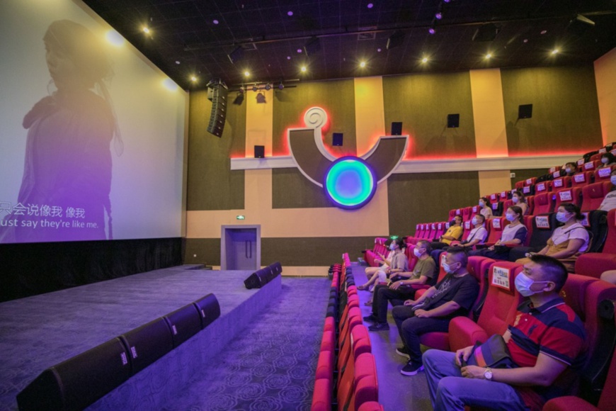 Photo taken on July 20 shows audiences watching a movie at an auditorium of a cineplex in Yuquan district, Hohhot, capital of north China’s Inner Mongolia autonomous region while maintaining proper distance between each other. (Photo by Ding Genhou/People’s Daily Online)