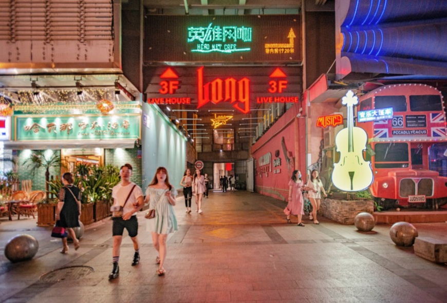 Citizens hit the night market on Jiuyanqiao Bar Street, Wuhou district, Chengdu of Southwest China’s Sichuan Province on June 14. Photo by Liu Guoxing/ People’s Daily Online