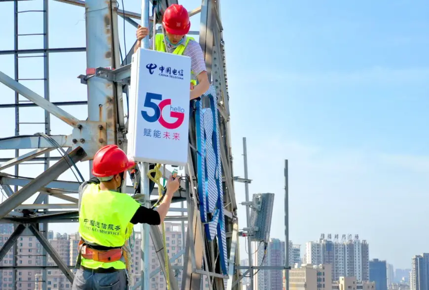 Employees with China Telecom’s Lu’an branch install and test a 5G base station in downtown Lu’an, east China’s Anhui province, May 4. Photo by Tian Kaiping/People’s Daily Online