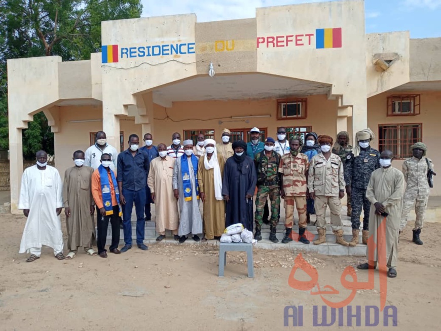 Tchad : des masques offerts à la population de Koukou Angarana. © Mahamat Issa Gadaya/Alwihda Info Tchad : des masques offerts à la population de Koukou Angarana. © Mahamat Issa Gadaya/Alwihda Info
