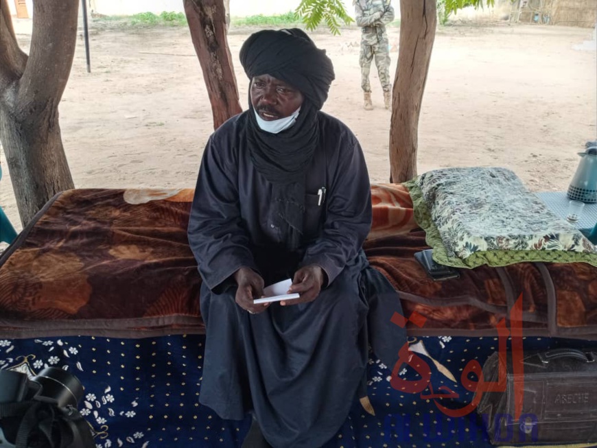 Tchad : des masques offerts à la population de Koukou Angarana. © Mahamat Issa Gadaya/Alwihda Info Tchad : des masques offerts à la population de Koukou Angarana. © Mahamat Issa Gadaya/Alwihda Info