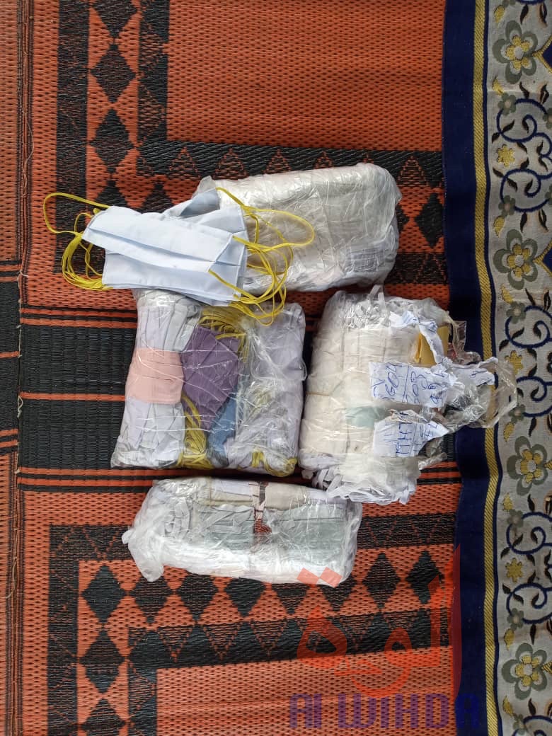 Tchad : des masques offerts à la population de Koukou Angarana. © Mahamat Issa Gadaya/Alwihda Info Tchad : des masques offerts à la population de Koukou Angarana. © Mahamat Issa Gadaya/Alwihda Info