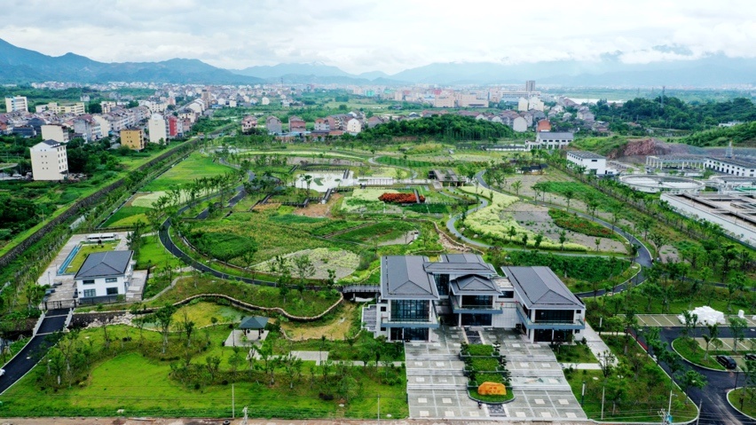 A bird’s eye view of the wetland park in a sewage treatment plant in Xianju county, Taizhou, East China’s Zhejiang Province on June 6. (Photo by Wang Huabin/People’s Daily Online)