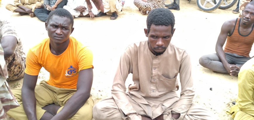Tchad : des malfrats présumés, déguisés en policiers et tenue militaire, arrêtés. © Ben Kadabio/Alwihda Info Tchad : des malfrats présumés, déguisés en policiers et tenue militaire, arrêtés. © Ben Kadabio/Alwihda Info