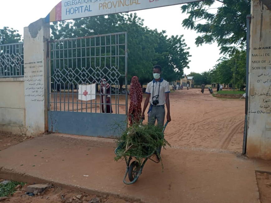 Tchad : des étudiants nettoient l'hôpital central de Goz Beida. © Mahamat Issa Gadaya/Alwihda Info Tchad : des étudiants nettoient l'hôpital central de Goz Beida. © Mahamat Issa Gadaya/Alwihda Info