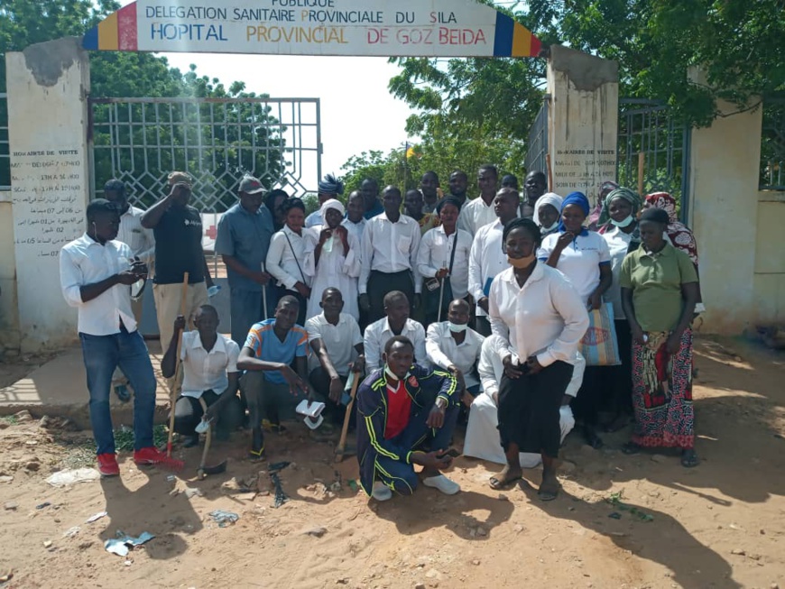 Tchad : des étudiants nettoient l'hôpital central de Goz Beida. © Mahamat Issa Gadaya/Alwihda Info Tchad : des étudiants nettoient l'hôpital central de Goz Beida. © Mahamat Issa Gadaya/Alwihda Info
