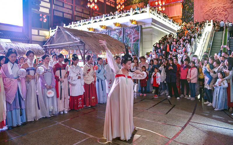 An actor dances during a Mid-autumn Festival held in the Tang West Market Culture and Tourism Town activity, Sept. 13, 2019. Photo by Wang Jian/People's Daily Online