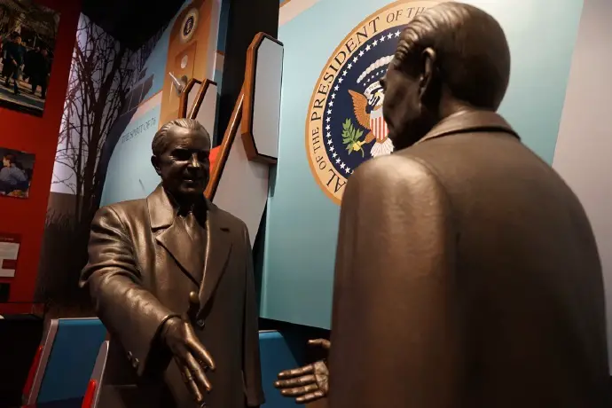 Photo shows the bronze statues of Richard Nixon and Zhou Enlai, former Premier of China, in memory of their meeting, at the Richard Nixon Presidential Library. (File Photo)