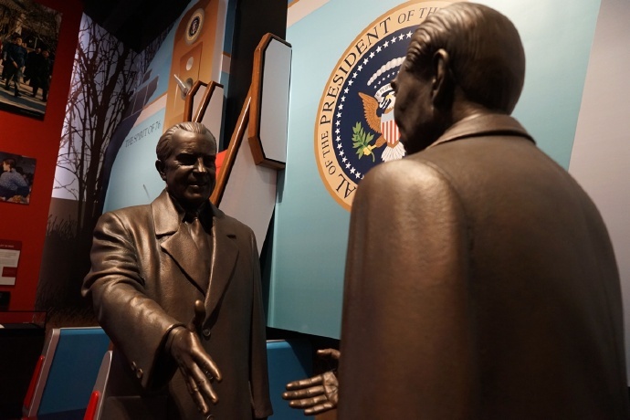Photo shows the bronze statues of Richard Nixon and Zhou Enlai, former Premier of China, in memory of their meeting, at the Richard Nixon Presidential Library. (File Photo) Photo shows the bronze statues of Richard Nixon and Zhou Enlai, former Premier of China, in memory of their meeting, at the Richard Nixon Presidential Library. (File Photo)
