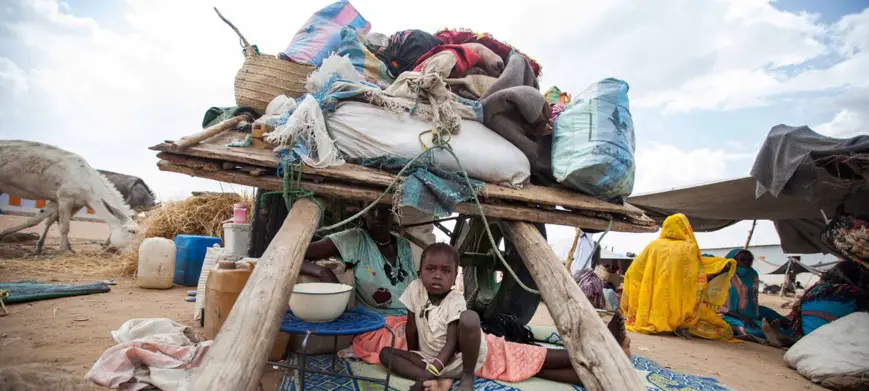 Sud du Darfour : abrités sous une charrette, cette femme et son enfant comptent parmi les milliers de personnes qui ont fui la violence et ont rejoint le camp d'Al Salam pour les personnes déplacées (archive). © Albert Gonzalez Farran/MINUAD