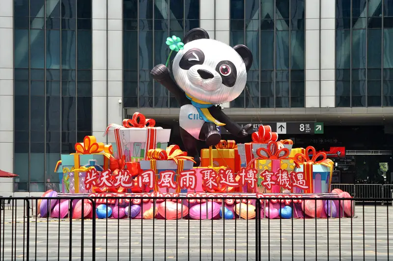 Photo shows the decorations outside the venue of the third CIIE. (By Yan Daming, People’s Daily Online)