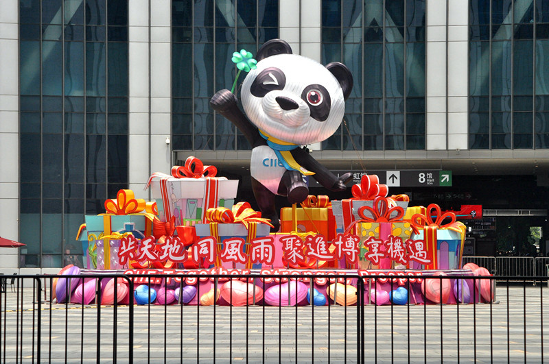 Photo shows the decorations outside the venue of the third CIIE. (By Yan Daming, People’s Daily Online) Photo shows the decorations outside the venue of the third CIIE. (By Yan Daming, People’s Daily Online)
