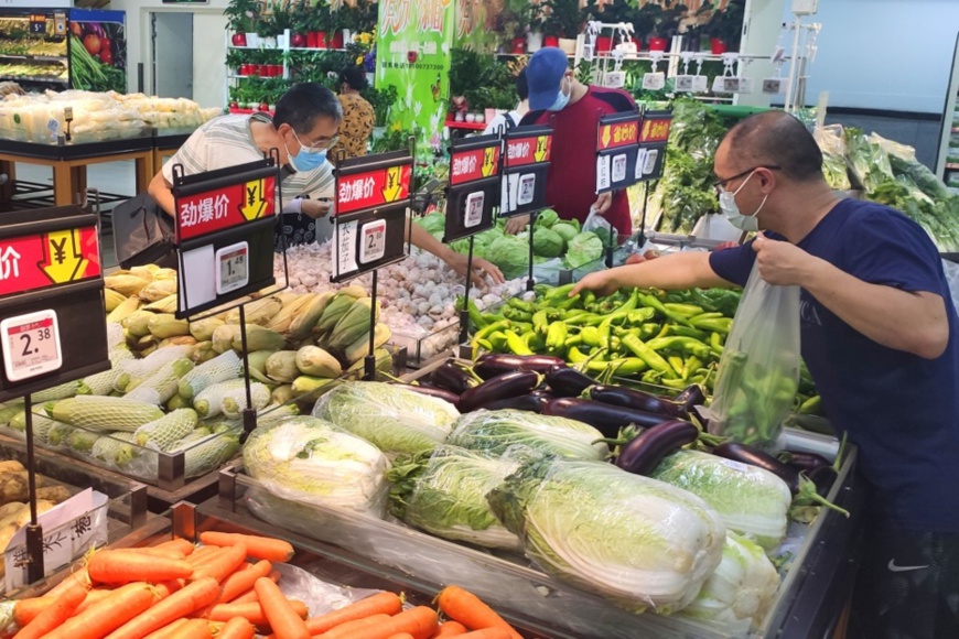 Citizens buy vegetables in a supermarket in Zhichun Road, Haidian district of Beijing, June 16. Vegetables and fruits are in sufficient supply and stable price in Beijing's supermarkets. People's Daily Online/Guo Junfeng