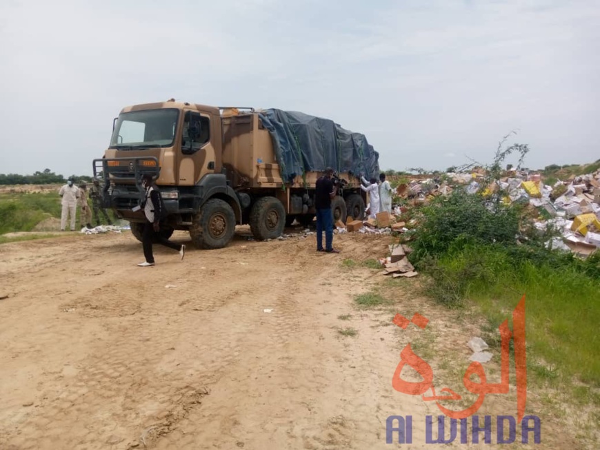 Tchad : incinération d'importantes quantités de produits illicites ou frauduleux Tchad : incinération d'importantes quantités de produits illicites ou frauduleux
