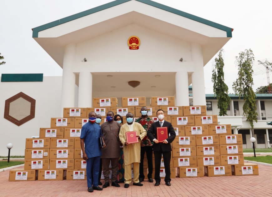 Staff members at the Embassy of China in Ghana deliver medical supplies donated by the International Department, Central Committee of the Communist Party of China (CPC) to Ghanaian officials. (Photo/Courtesy of the Embassy of China in Ghana)