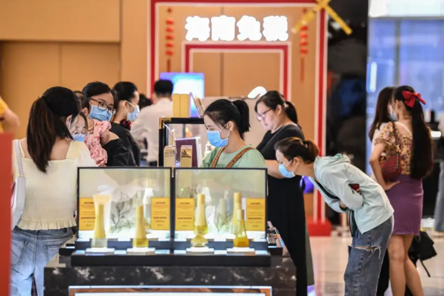 Customers shop at a duty-free store of the Riyue Plaza, Haikou, South China’s island province Hainan on July 30. Photo by Wang Chenglong/People’s Daily Online