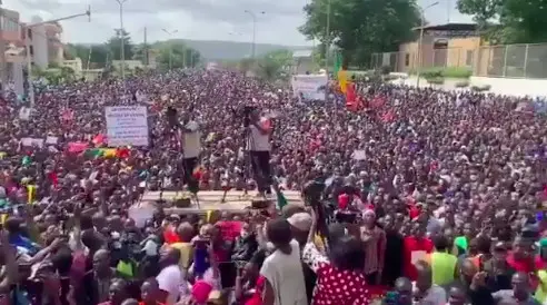 Des manifestants à Bamako, au Mali. © DR/Capture d'écran vidéo amateur