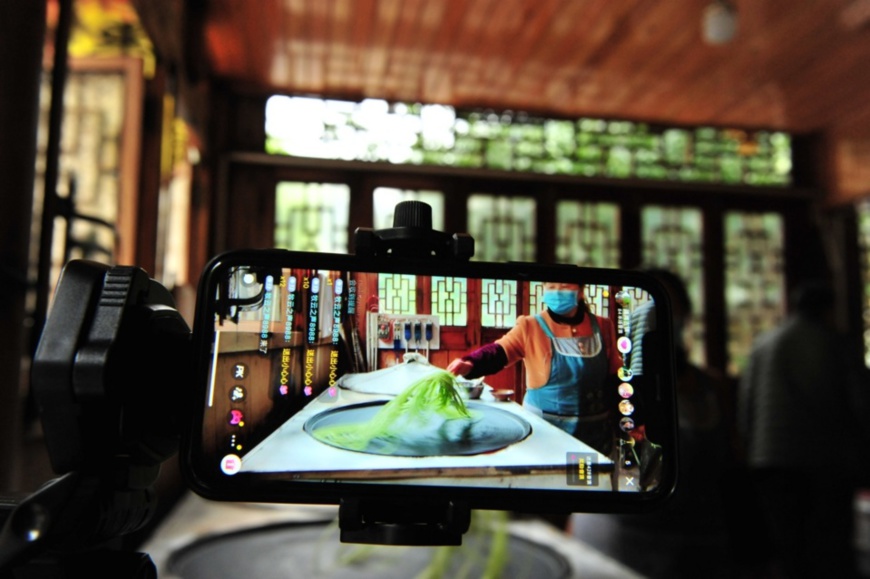 On April 1, in the ancient town of Gongtan, Youyang County, Chongqing, Chongqing municipal non-genetic inheritors Ran Guohua and Liu Shenghua used the Douyin live broadcast platform to live online the production skills of the municipal intangible cultural heritage project “Gongtan Bean Powder”. Qiu Hong Bin/People’s Daily Online On April 1, in the ancient town of Gongtan, Youyang County, Chongqing, Chongqing municipal non-genetic inheritors Ran Guohua and Liu Shenghua used the Douyin live broadcast platform to live online the production skills of the municipal intangible cultural heritage project “Gongtan Bean Powder”. Qiu Hong Bin/People’s Daily Online